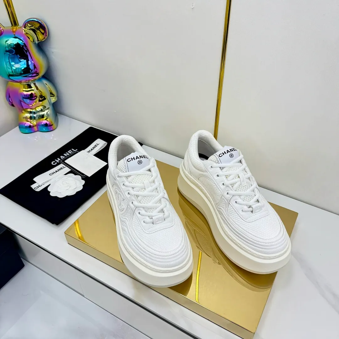 👟👟Ex-factory price 680👟👟 Upgraded version, upgraded version, upgraded version! No rebuttal accepted! ! ! ! Chanel Chanel panda shoes! 2025 counter's top casual sports shoes. This classic design; the upper is electro-embroidered with a variety of techniques; the outsole is fashionable and sporty; the unusual inclusion of a variety of color matching elements... The diversified mix and match is very good-looking and versatile, and can be used for leisure, fashion, sports, and outdoor... ꫛꫀꪝ Go➫ Materials: ❶Upper made of: original imported first-layer silk cowhide + original waterproof cloth + original first-layer cowhide ❷Inner lining: Original Yangli+Net ❸Outsole based on: Original TPU combination outsole Counter boutique packaging complete set for women 35–41 👉 👉 👉 👉 👉 👉 👉